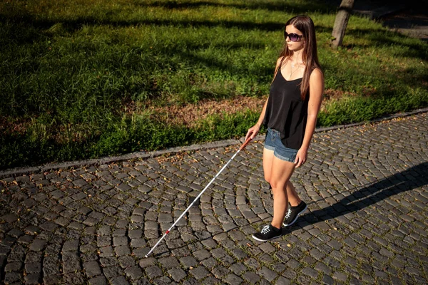 Mujer Ciega Caminando Por Las Calles Ciudad Usando Bastón Blanco — Foto de Stock