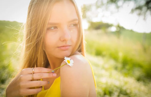 Ritratto Giovane Bella Donna All Aperto Una Giornata Sole Estiva — Foto Stock