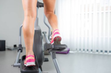 Genç kadının Step/koşu bandı, closeup kaslı bacaklarına