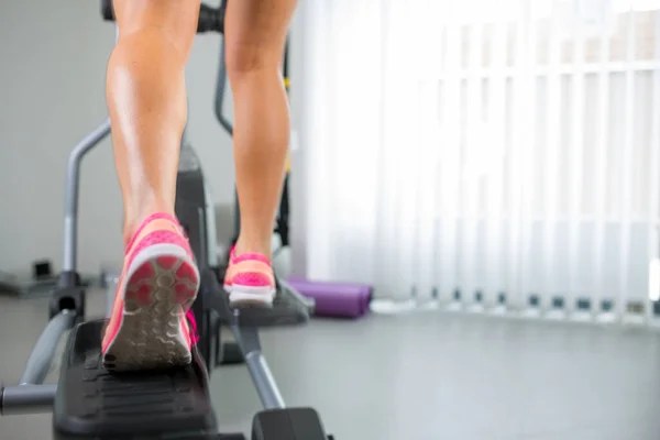 Las Piernas Musculosas Mujer Joven Stepper Treadmill Primer Plano —  Fotos de Stock