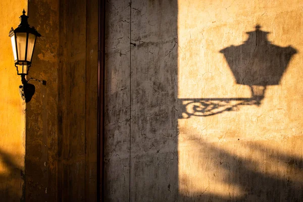 Alte Laterne Warmen Abendlicht Einer Alten Straße Der Innenstadt — Stockfoto