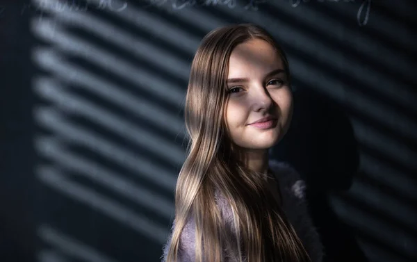 Jolie Jeune Étudiante Devant Tableau Noir Pendant Les Cours — Photo