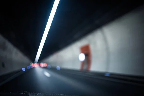 Coches Una Carretera Que Pasa Por Largo Túnel Moderno Imagen —  Fotos de Stock