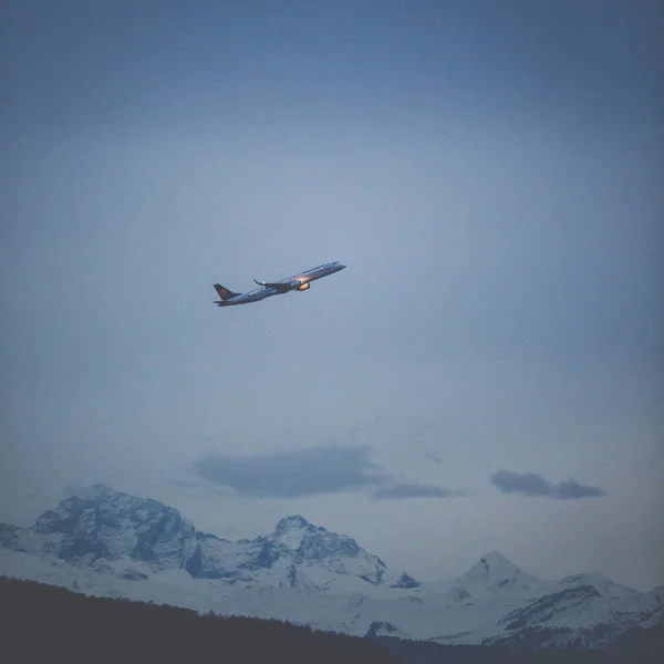 雲の中を旅する旅客機 — ストック写真