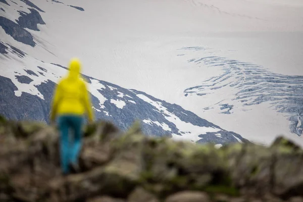 Mladá Žena Obdivuje Přirozenou Krásu Ledovce Švýcarských Alpách Evropa — Stock fotografie