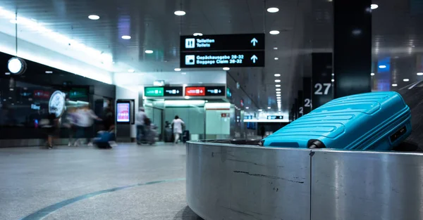 공항의 수하물 매립지에서 청구되기를 기다리며 컨베이어 벨트를 다니는 수하물 — 스톡 사진