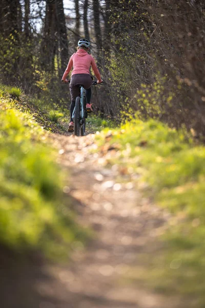 Mulher Bonita Jovem Com Sua Bicicleta Montanha Indo Para Passeio — Fotografia de Stock