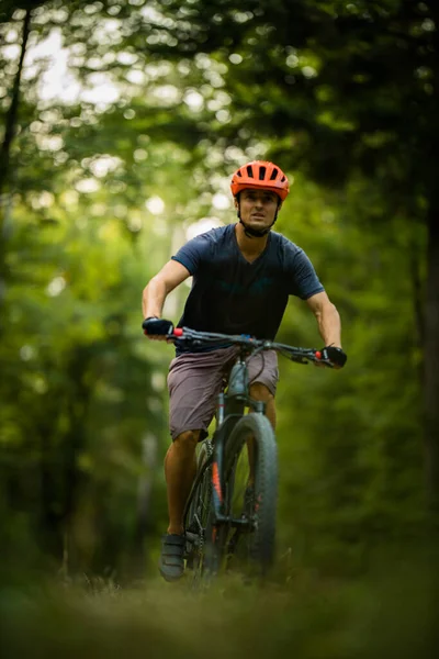 Jongeman Met Zijn Mountainbike Gaat Voor Een Ritje Langs Stadsgrenzen — Stockfoto