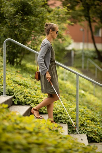 Blind Woman Walking City Streets Using Her White Cane Navigate — Stock Photo, Image