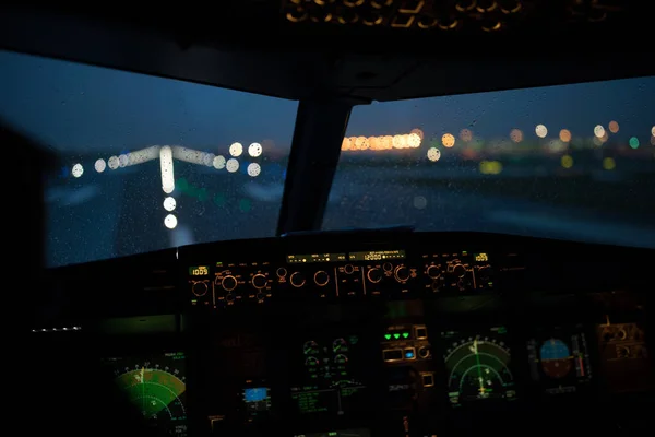 Piloot Hand Accelereert Het Gaspedaal Een Commerciële Cockpit Tijdens Het — Stockfoto