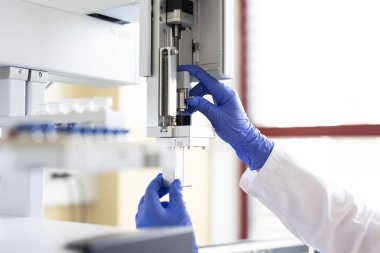 Kimyager laboratuvarda numune analiz ediyor.