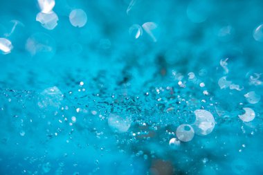 Güzel su dalgaları - temiz mavi suya su sıçrattı, temiz filtrelenmiş su içilmeye hazır
