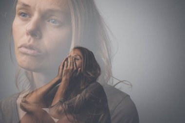 Depresyonda, endişeli genç kadın zihinsel bozukluklar, hastalıklar yaşıyor.