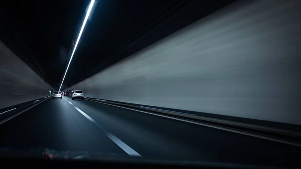 高速公路上的汽车穿过一条长长的现代隧道 运动模糊图像 彩色色调图像 — 图库照片