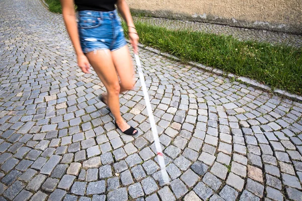 Τυφλή Γυναίκα Περπατά Στους Δρόμους Της Πόλης Χρησιμοποιεί Άσπρο Μπαστούνι — Φωτογραφία Αρχείου