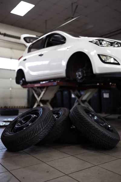 Auto Garage Manutenzione Olio Cambio Gomme Dof Poco Profondo Immagine — Foto Stock