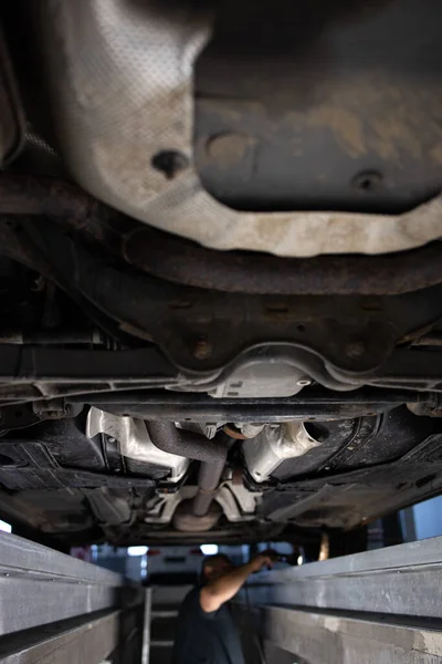 Mécanicien Voiture Sous Une Voiture Dans Atelier Réparation Garage Voiture — Photo