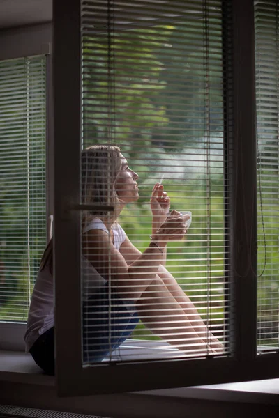 Vrouw Van Middelbare Leeftijd Die Thuis Een Sigaret Opsteekt Haar — Stockfoto