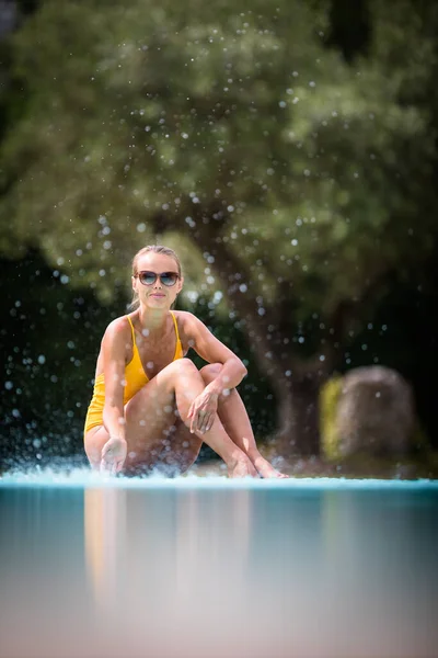 Jonge Mooie Zongebruinde Vrouw Draagt Een Zonnebril Ontspannen Naast Een — Stockfoto