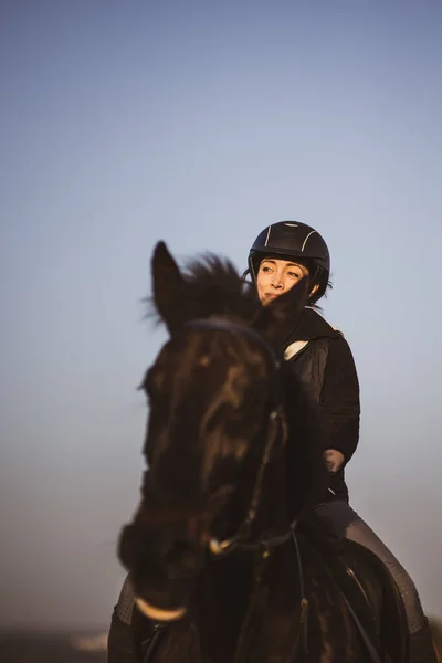 Kvinnlig Ryttare Rider Utomhus Sin Vackra Häst — Stockfoto