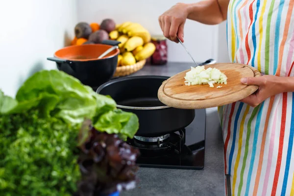 Junge Frau Kocht Ihrer Modernen Küche Flache Dof Farbig Getöntes — Stockfoto