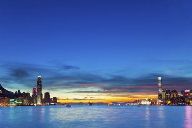 Hong kong şehir merkezinde gün batımında