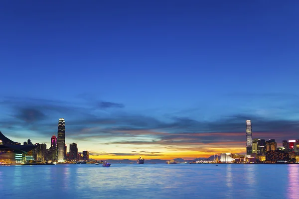 Χονγκ Κονγκ στο κέντρο της πόλης στο ηλιοβασίλεμα — Φωτογραφία Αρχείου