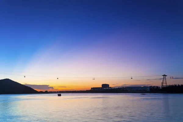 Sonnenuntergang an der Küste mit Seilbahnhintergrund — Stockfoto