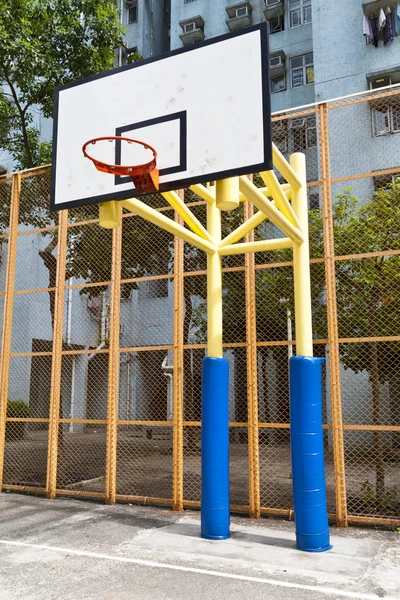 Баскетбольная площадка в перспективе — стоковое фото