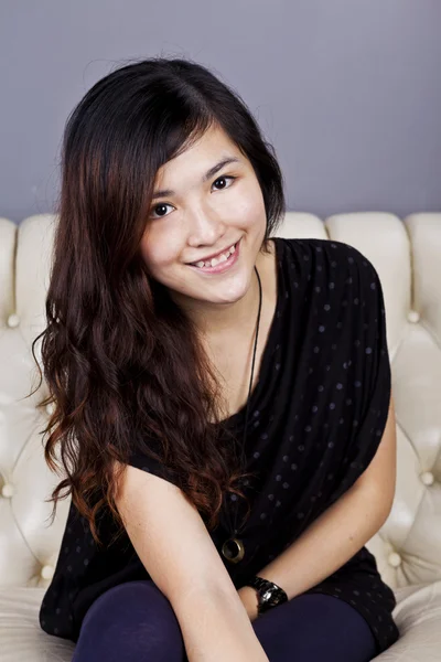 Mulher asiática sorriso com rosto bonito — Fotografia de Stock