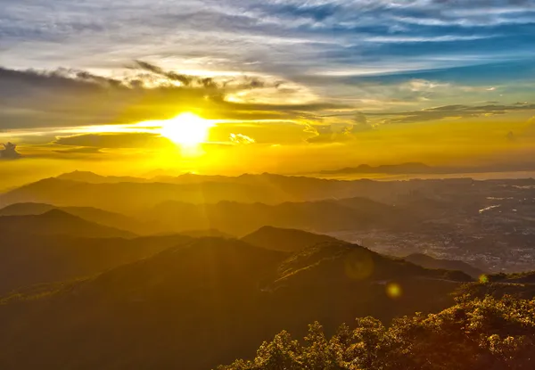 Majestuoso atardecer en el paisaje de las montañas — Foto de Stock