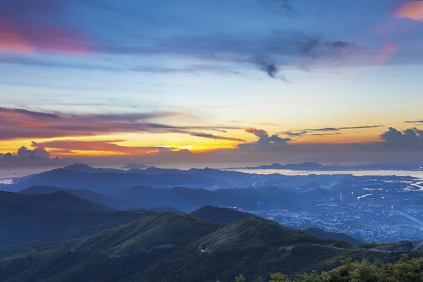 Majestuoso atardecer en el paisaje de las montañas — Foto de Stock