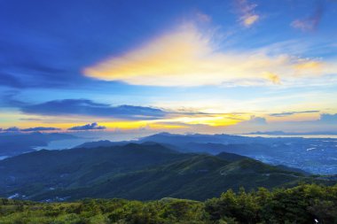 Majestic mountain günbatımı ve renkli bulutlu gökyüzü