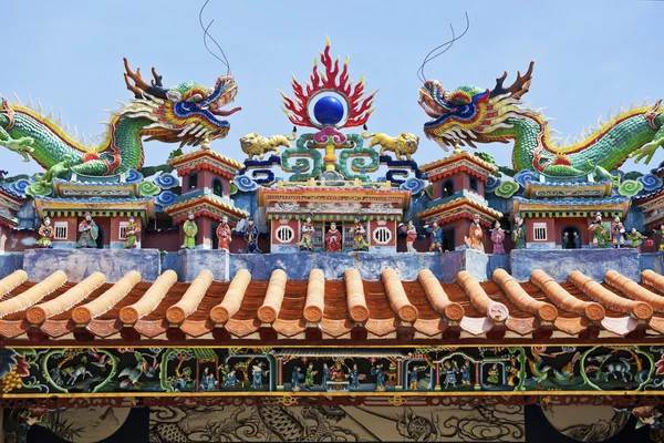 Estátuas de dragão em estilo chinês no topo do telhado do templo — Fotografia de Stock