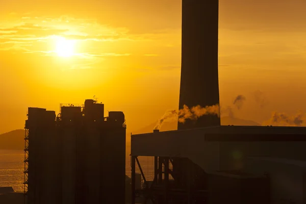 Contaminación atmosférica de las fábricas al atardecer — Foto de Stock