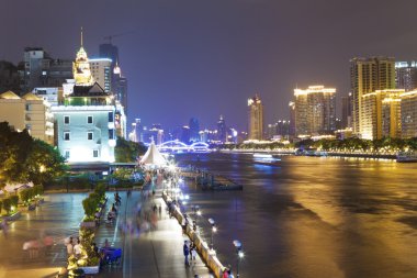 zhujiang Nehri ve modern binalar gece Guangzhou, Çin