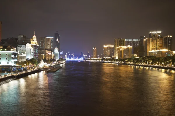 Río Zhujiang y edificios modernos por la noche en Guangzhou, China —  Fotos de Stock