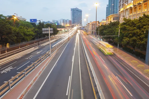 Tráfico en el centro de Guangzhou, China . — Foto de Stock