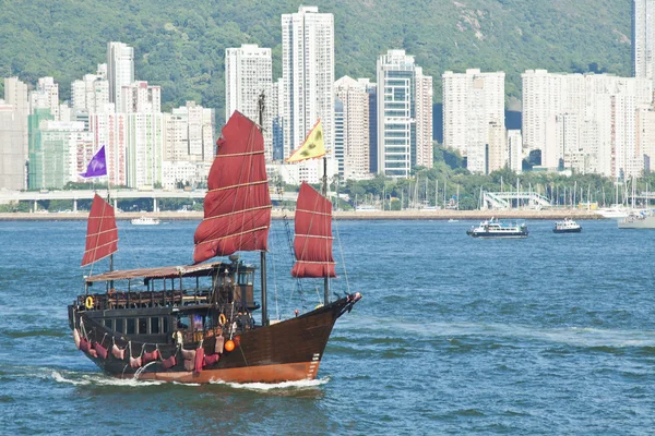 Skräp båten i hamnen i Hongkong — Stockfoto