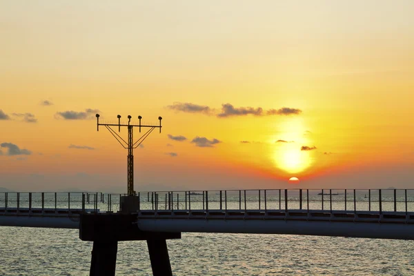 Sonnenuntergang an der Landebahn des Flughafens in Hongkong — Stockfoto