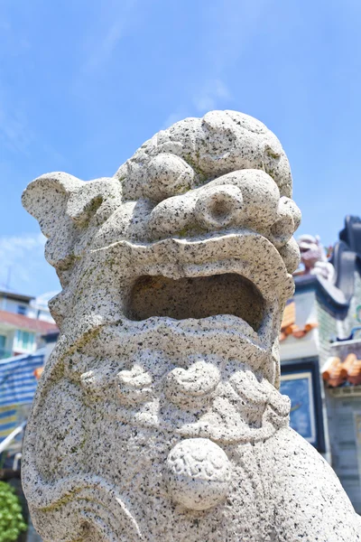 Estatua de león fuera de un templo — Foto de Stock