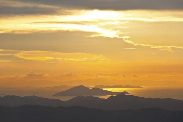 Tramonto in montagna e costa — Foto Stock