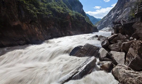 Tiger Leaping Gorge Lijiangissa, Yunnanin maakunnassa, Kiinassa . — kuvapankkivalokuva