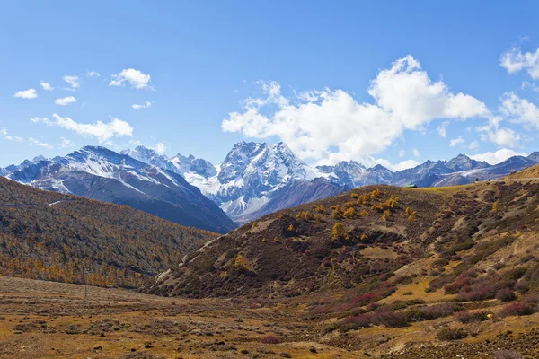 Nieve montaña paisaje en otoño —  Fotos de Stock