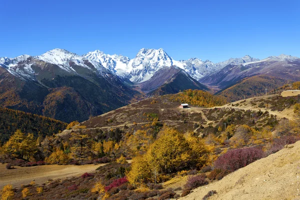 Haba paisaje de montaña de nieve en China en otoño — Foto de Stock