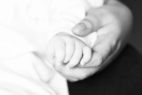 Baby and mother holding hands — Stock Photo, Image