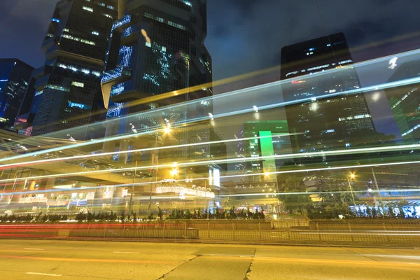 Verkeer in hong kong 's nachts — Stockfoto