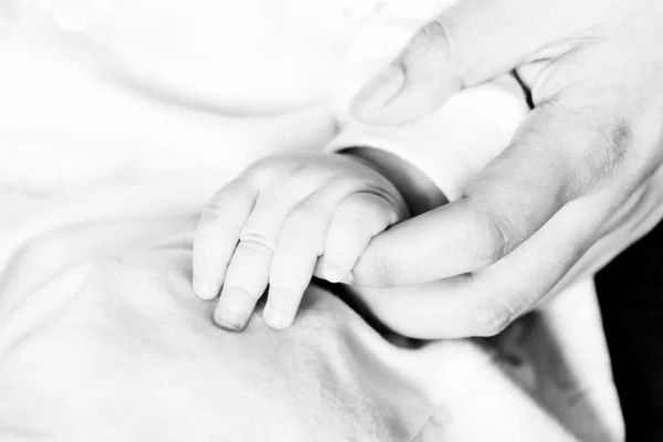 Μωρό κρατώντας τα χέρια — Φωτογραφία Αρχείου