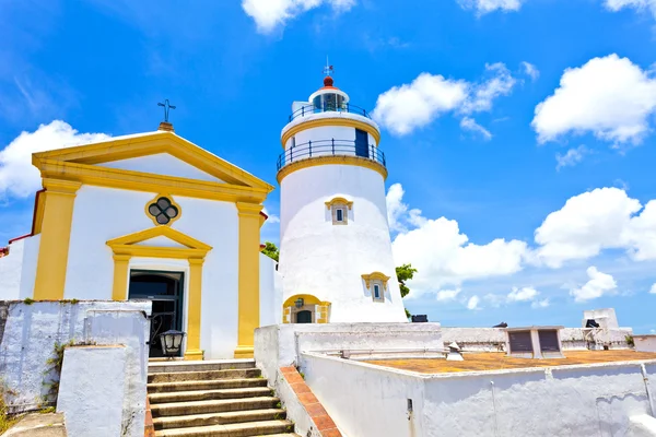 Ljus hus och kyrka i macau, Kina. — Stockfoto