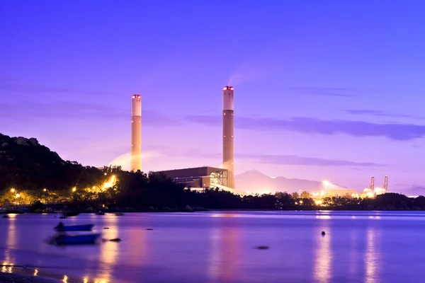 Centrale électrique le long de la côte au coucher du soleil — Photo